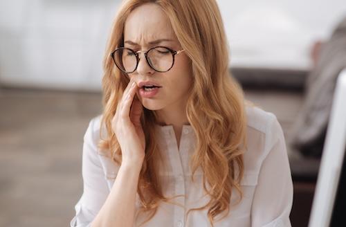 emergency dentistry east hills | woman with tooth pain