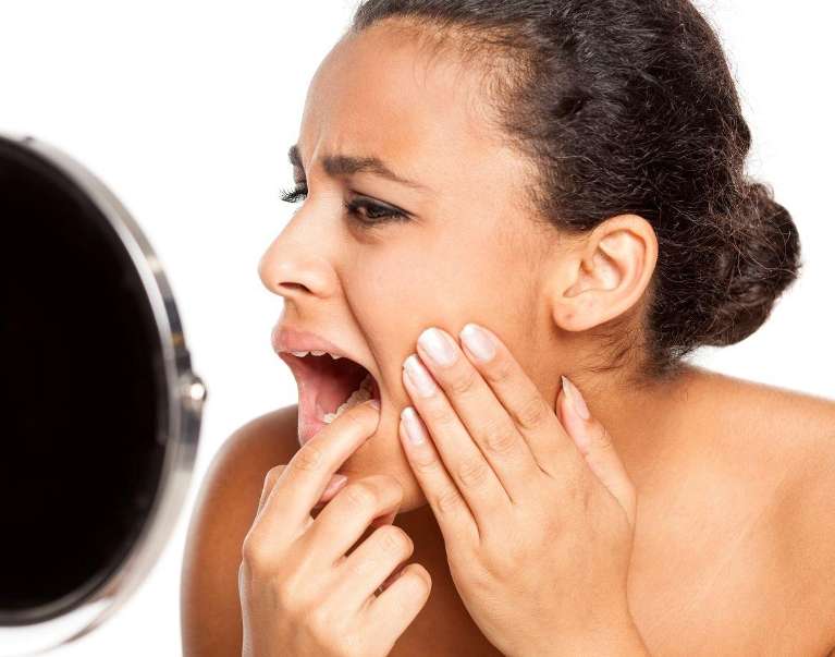woman with a toothache that needs to schedule with her emergency dentist in oatley